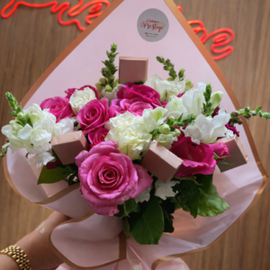 Bouquet de Roses Roses & Blanches avec Chocolats – Cadeau Élégant